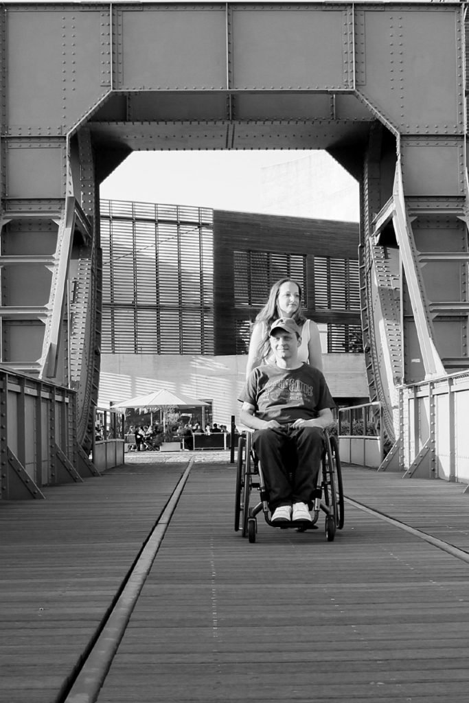 Rollstuhlfahrer in Begleitung seiner Partnerin