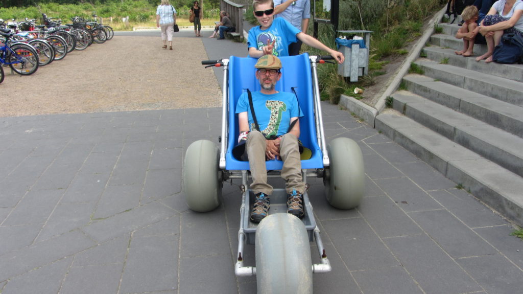Jürgen Klug und Familie mit dem Wattmobil als Rollstuhlfahrer ins Watt