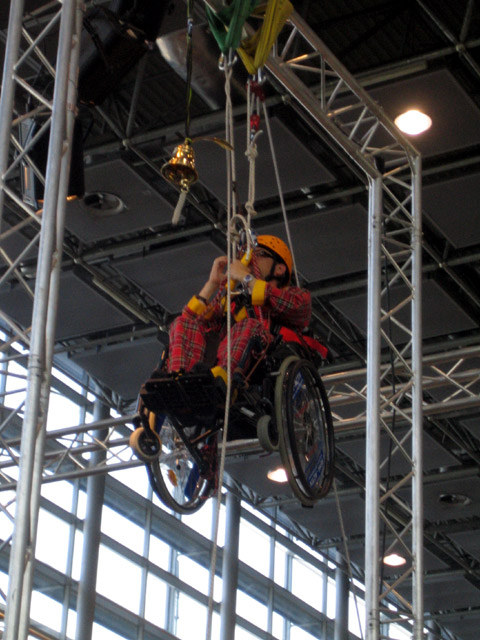 Ich mit Rollstuhl im Messe-Kletterpark