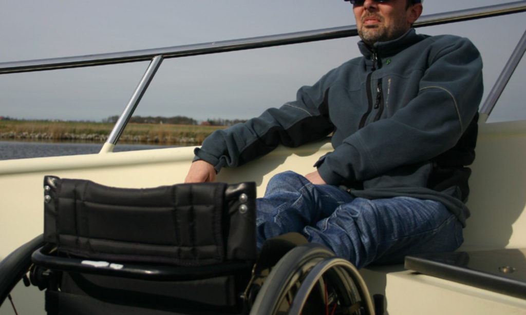 Jürgen Klug im Rollstuhl auf einem Hausboot